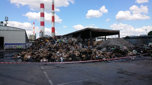 widok na wiatę objętą pożarem oraz spalone odpady