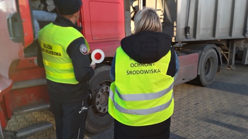 Kontrola drogowa pojazdów przewożących odpady przy drodze krajowej nr 60