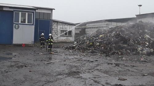 Pożar odpadów w zakładzie należącym do MPK w Ostrołęce