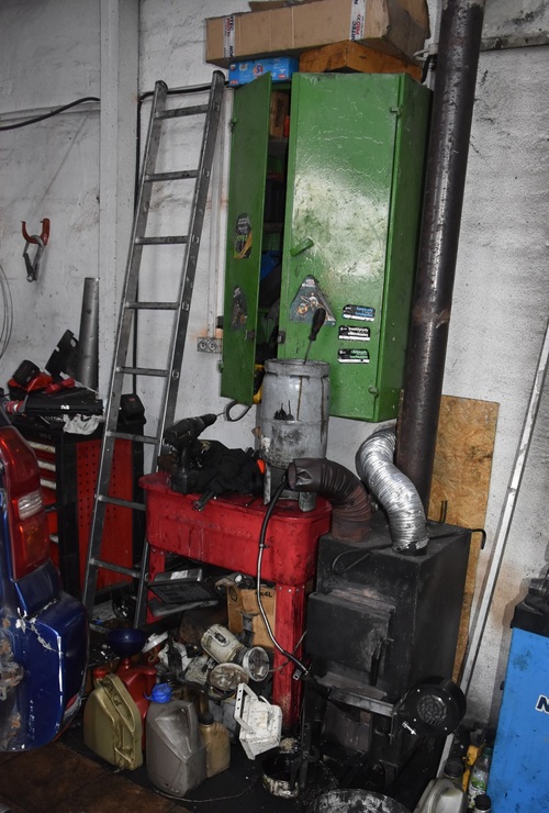 Piec do ogrzewania pomieszczeń warsztatowych, w którym nielegalnie spalane były odpady w postaci przepracowanego oleju silnikowego.