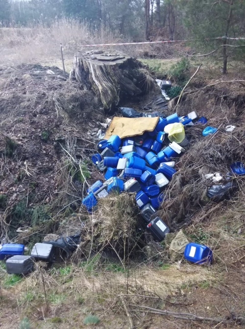 Kilkadziesiąt pojemników o pojemności 20 l leży na odkrytym terenie w miejscu do tego nieprzeznaczonym.