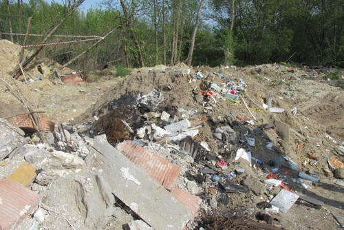 Pryzma zawierająca odpady budowlane i komunalne.