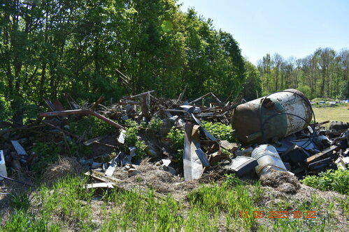 Rozrzucone odpady komunalne znajdujące się na otwartym terenie.